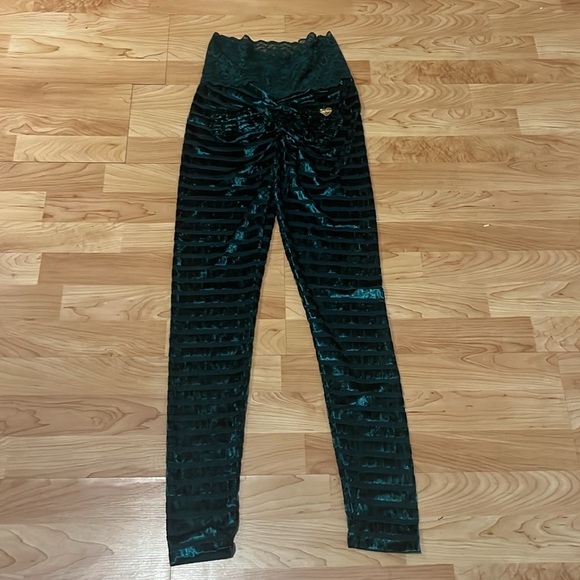 ‼️NWT‼️Cute Booty Lounge Green Velvet Scrunch Booty Leggings Medium - Picture 5 of 5